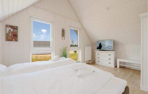 奥尔本尼兹Gorgeous Home In Ostseeresort Olpenitz With Kitchen的一间白色卧室,配有两张床和电视