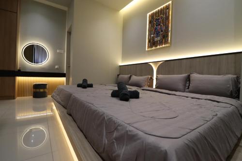 马六甲Mykey Bali B-07-01 Melaka City的一张大床,位于带大床罩的房间里