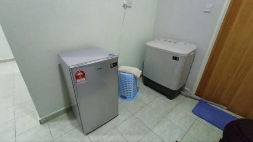 Pasir MasWK HOMESTAY PASIR MAS的小冰箱和垃圾桶