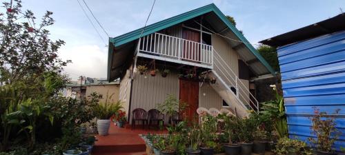 努沃勒埃利耶Townside Lodge的度假屋设有阳台、椅子和植物