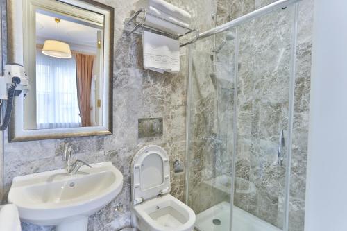 伊斯坦布尔HANENDE HOTEL的一间带水槽、卫生间和淋浴的浴室
