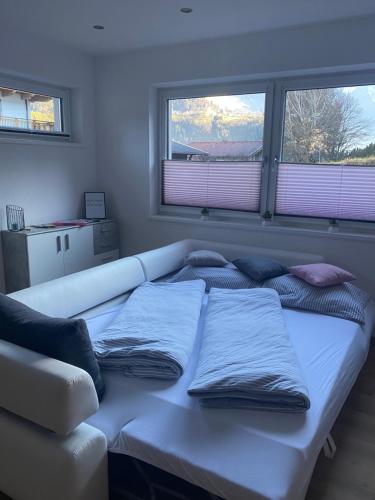 绍滕斯Leonies Appartement的一张位于房间的床,上面有两个枕头