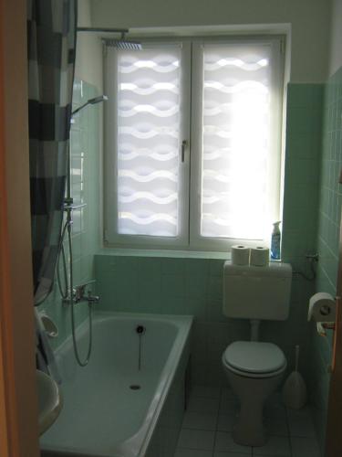 Haus Mundl的一间浴室