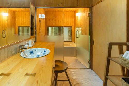 佐世保木木木木 KIGI MOKU MOKU的一间带水槽、淋浴和凳子的浴室