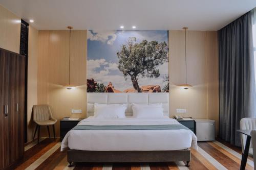 BaybayFan's Hotel的卧室配有一张大床,墙上挂有绘画作品
