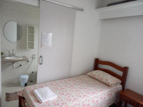累西腓Hospedaria Residencial da Torre的一间卧室配有床、水槽和镜子