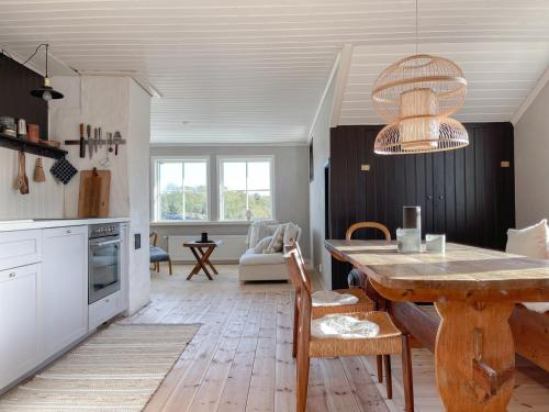 菲斯克拜克希尔Lovely, bright apartment overlooking nature的一间带木桌的厨房和一间餐厅