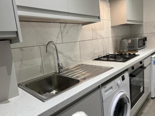 Luxury 1 bed apartment + 1 Sofa Bed Can sleep Up To 4 People 5 Mins Barnet Station Free Parking的厨房或小厨房