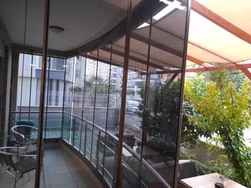 安塔利亚Toprak Apart Otel的享有街道景致的阳台