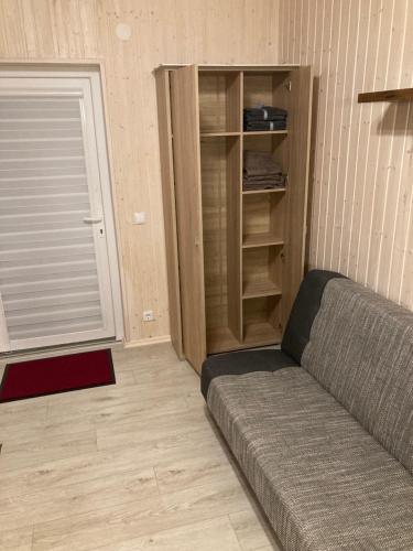罗基什基斯MilAdrija的带沙发和衣柜的客厅