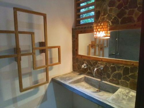 贝岛Villa Colibri的一间带水槽和镜子的浴室