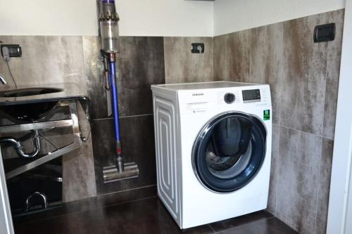 奥斯塔Grazioso appartamento Aosta的小房间里的洗衣机和烘干机