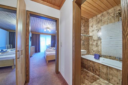 萨尔巴赫盖斯哈格酒店的带浴缸、水槽和浴缸的浴室