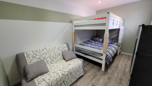 拉内斯泰尔Update Location的一间卧室配有双层床和沙发