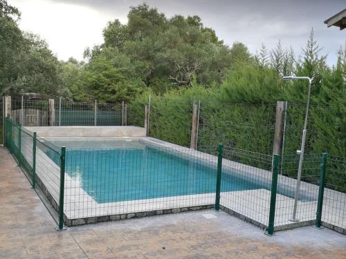 贝纳卢普-卡萨斯维耶哈斯CASA HUGANA的游泳池周围设有围栏