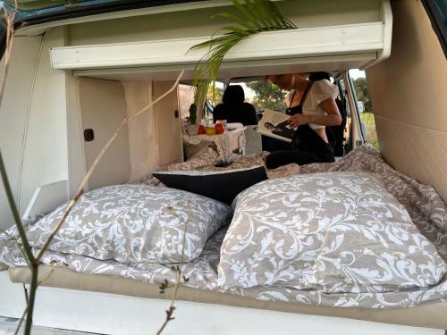 波尔蒂芒Rent a BlueClassics 's campervan vw T3 in Algarve au Portugal,的露营车内有2个枕头