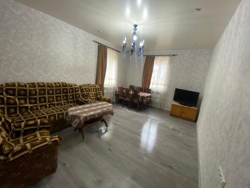 BjniSargsyans guest hause的带沙发、桌子和电视的客厅