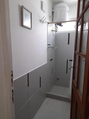 科洛尼亚-德尔萨克拉门托Posada Mela的浴室设有白色瓷砖淋浴。