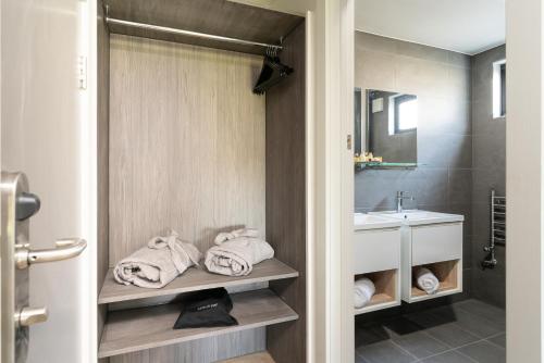巴里The Roost on Rock Road的浴室配有盥洗盆、卫生间和毛巾。