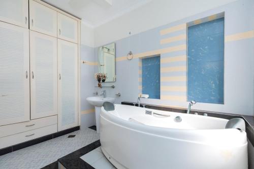 头顿Rio TD5 homestay的白色的浴室设有浴缸和水槽。