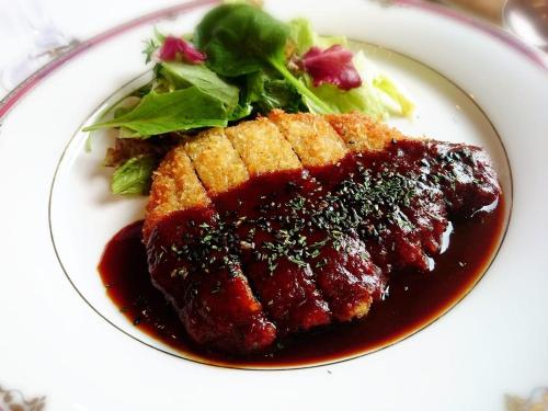 名古屋Hotel Rubura Ohzan的盘子,有肉和沙拉