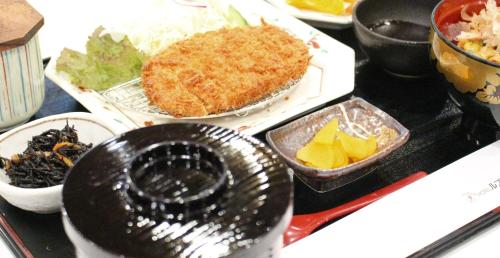 名古屋Hotel Rubura Ohzan的餐桌上放着食物和碗