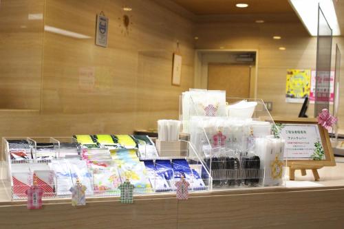名古屋Hotel Rubura Ohzan的展示食品的商店柜台