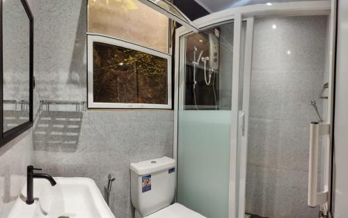 哈顿KPL Holiday Homes的浴室配有卫生间、盥洗盆和淋浴。