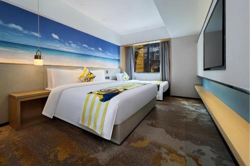 广州Ausotel Smart Guangzhou Zhujiang New Town, Canton Fair Free Shuttle 15 Apr to 05 May的酒店客房设有两张床和一台平面电视。