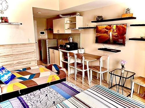 宿务Across Sm City Cebu Sunvida Tower Studio Unit的一间小房间,设有厨房和一张床