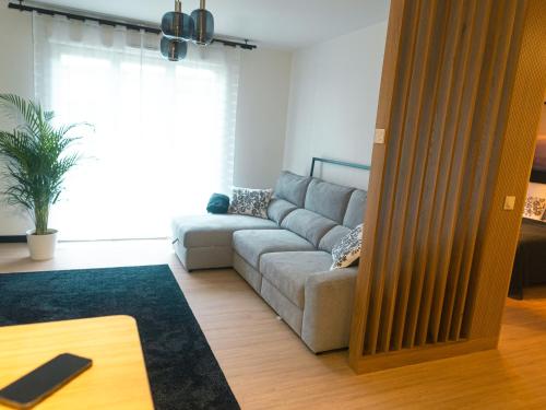 摩兰吉斯Appartement Neuf- Morangis-Orly的客厅配有沙发和桌子
