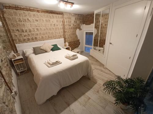 科尔多瓦Martina´s home的卧室配有带毛巾的大型白色床