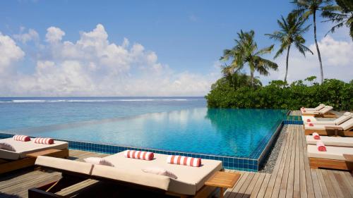 南马累环礁Anantara Veli Maldives Resort - Special Offer On Transfer Rates For Summer 2024的一个带躺椅的游泳池和海洋