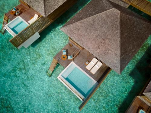 南马累环礁Anantara Veli Maldives Resort - Special Offer On Transfer Rates For Summer 2024的享有带游泳池的别墅的顶部景致