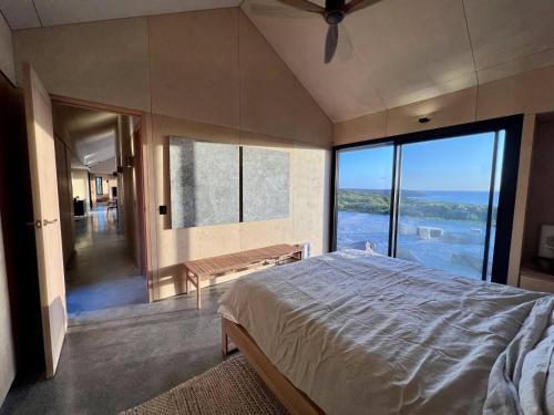 布雷默贝Native Dog Cabin的一间卧室设有一张大床和一个大窗户