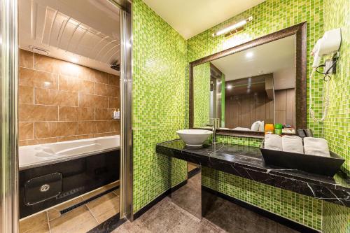 水原市Boutique Hotel XYM的一间带水槽和镜子的浴室