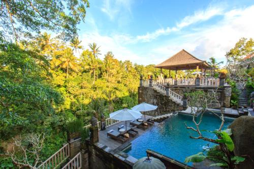 德格拉朗Kawi Resort A Pramana Experience的度假村游泳池的图片