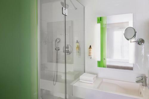 巴黎巴黎北站美居酒店的带淋浴的浴室和玻璃门