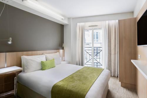 巴黎巴黎北站美居酒店的酒店客房设有床和窗户。