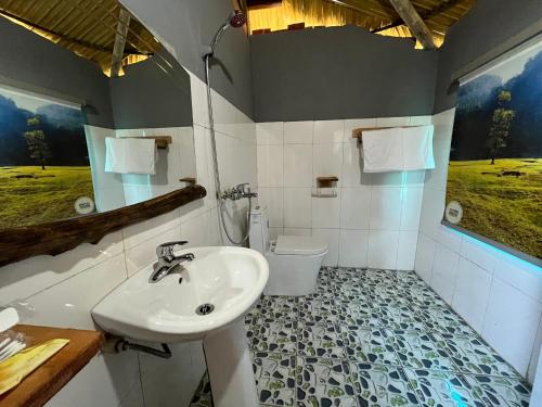 木州县Hoa Phong homestay Moc Chau的一间带水槽和卫生间的浴室