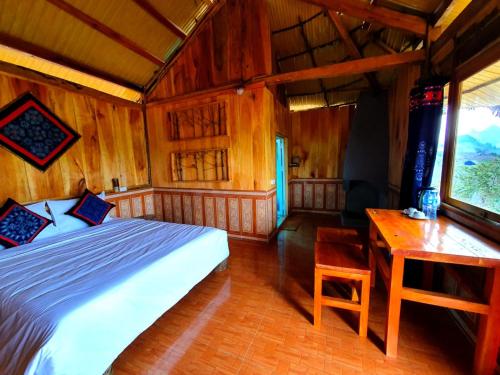 木州县Hoa Phong homestay Moc Chau的一间卧室配有一张床和一张书桌