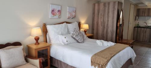 Private Guest Suite with 24hr Electricity, East London客房内的一张或多张床位