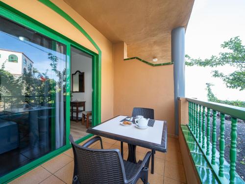 弗龙特拉伊达因涅斯酒店的阳台配有桌椅和窗户