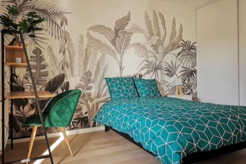 安纳马斯Green Cocon - GARE Annemasse à 3min-GENEVE accès direct的一间卧室设有床铺和植物墙