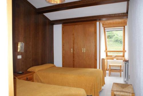 别尔萨Hostal Los Valles的小房间设有两张床和窗户