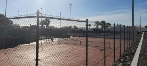 特吉塞Suite Bucica的一座带链条围栏的网球场