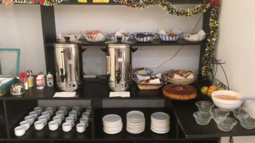 福尔摩沙Hotel Regina的架子,带两个水壶和盘子及其他食物