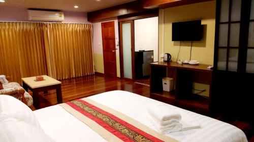 苏梅岛Raya Ville的酒店客房,配有床和电视