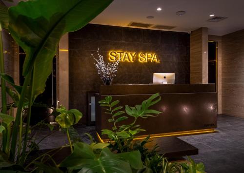 伊斯坦布尔The Stay Boulevard Nisantasi的大堂设有显示入住Spa的标志