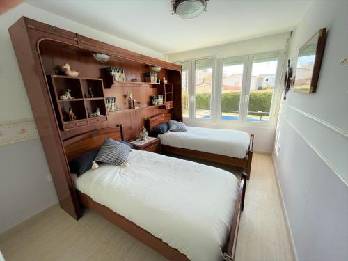 托雷德本纳贾尔邦Apartamento Nebro el Rincón的一间卧室设有两张床和窗户。